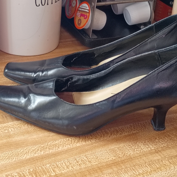 Liz Claiborne Classic Black Heels - Picture 4 of 5